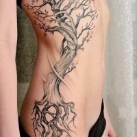 Tatuaggio bello sul fianco l'albero con la radice