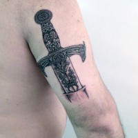 Tatuaje en el brazo, espada antigua preciosa, colores negro blanco