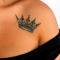 Tattoo mit hübscher schwarzer Krone Tattoo an der Schulter