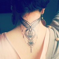 Tatuaje en el cuello, colgante elegante maravilloso