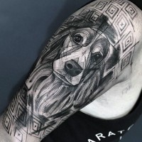 Tatuaje en el brazo,
retrato de perro dulce, estilo impresionante