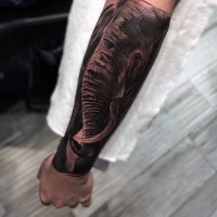 Schönes schwarzes Elefant Tattoo am Unterarm