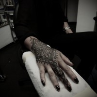 bellissima inchiostro nero induismo stile henne' tatuaggio su mano