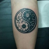 Schönes schwarzes Bein Tattoo mit Yin-Yang Symbol