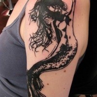 bellissima sirena inchiostro nero tatuaggio a mezza manica