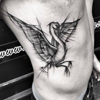 Bellissimo tatuaggio con inchiostro nero sul cigno volante di Inez Janiak