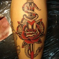Schöner schwarzroter Dolch mit Rose und Schlange Tattoo am Bein