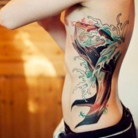 Tatuaje en las costillas de una bonita ballena azul por Jimmy Duvall.