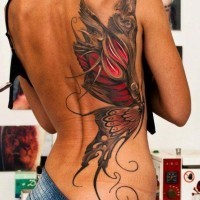 Tatuaje en una parte de espalda, mariposa bella expresiva