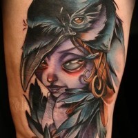 Tatuaje en el brazo, chica púrpura fantástica con cuervo