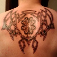 Tatuaje en la espalda, nudos celtas hermosas