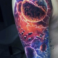 Schönes farbiges großes detailliertes Raum Tattoo am Unterarm