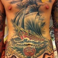 Tatuaje en el pecho y vientre, 
tema marino con barco grande en olas y pulpo con pistolas