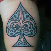 bellissimo colorato grande simbolo picche tatuaggio su braccio