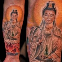 Schönes farbiges Unterarm Tattoo von der Buddhas Statue mit Blumen