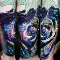 Schöne farbige kleine Rose im Raum Tattoo am Arm