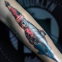 bellissimo colorato calamaro con squalo tatuaggio con braccio