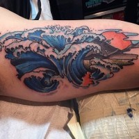 Tatuaje en el brazo,
olas altas de estilo old school