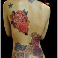 bellissimi colorati vari fiori tatuaggio pieno di schiena