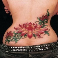 Tatuaje en la espalda baja, 
crisantemo rojo con hojas verdes