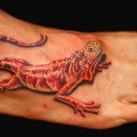 Tatuaje en el pie,
lagarto rojo hermoso