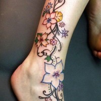 Tatuaje en el tobillo, flores bonitos de varios colores
