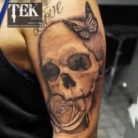 Schöner schwarzweißer Schmetterling auf der Schulter Tattoo mit Rose und menschlichem Schädel