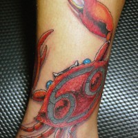 Tatuaje en el tobillo,  cangrejo rojo con símbolo