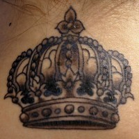 Tatuaje  de corona elegante en el cuello