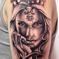 Schönes Tattoo von Todesfrau in Krone
