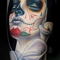 Tatuaje en el antebrazo, la santa muerte hermosa y lirios blancos