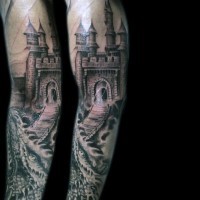 Tatuaje en el brazo, castillo con puente y mar alterada