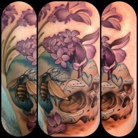 Schön gestaltetes Tattoo mit farbigem menschlichem Schädel mit Blumen  und Biene