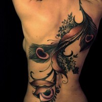 Schön gestaltetes buntes Rücken Tattoo mit Pfauenfeder und Blättern