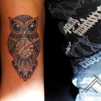 Schöne detaillierte schwarzweiße  Eule wie Uhr Tattoo am Arm