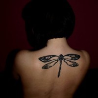 Schöne elegante schwarze Libelle Tattoo am Rücken