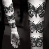 Schönes im Gravur Stil Unterarm Tattoo mit verschiedenen Schmetterlingen