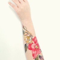 Tatuaje en el antebrazo, flores naturales elegantes