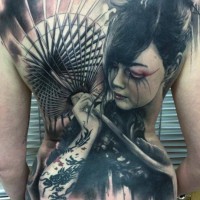 Tatuaje en la espalda, geisha con paraguas