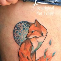 bellissima volpe rossa geometrica tatuaggio sulla coscia