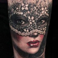 Tatuaje  de mujer elegante en máscara en el antebrazo