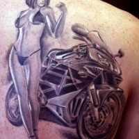 Schönes Mädchen mit Motorrad Tattoo am Rücken