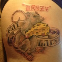 Tatuaje en el muslo,  rata gris con queso y inscripción