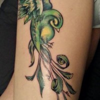 Tatuaje en el muslo, 
pájaro verde con cola larga