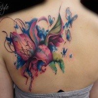 Schönes im Illustration Stil gefärbtes Rücken Tattoo von verschiedenen Blumen