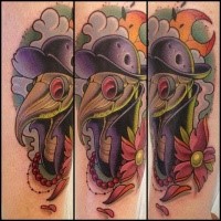 Schöner im illustrativen Stil farbiger Vogel mit Hut und Blumen Tattoo auf der Schulter