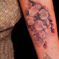 Schönes im illustrativen Stil farbiges Unterarm Tattoo mit großer Blume