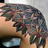 Schönes im Illustration Stil farbiges Knie Tattoo mit großer Blume