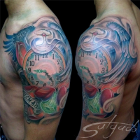 Schöne stilvolle anschauliche farbige Tattoo auf der Schulter große Uhren mit Flügeln und Inschriften