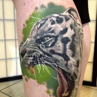 Tatuaje en la pierna, jaguar blanco que ruge